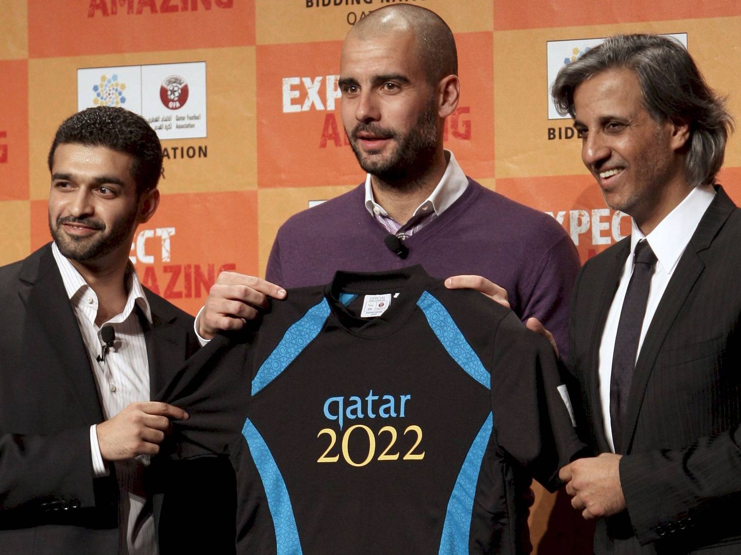 Pep Guardiola, junto al presidente de la Federación de Fútbol de Qatar y el presidente del comité del Mundial de 2022. (EFE)