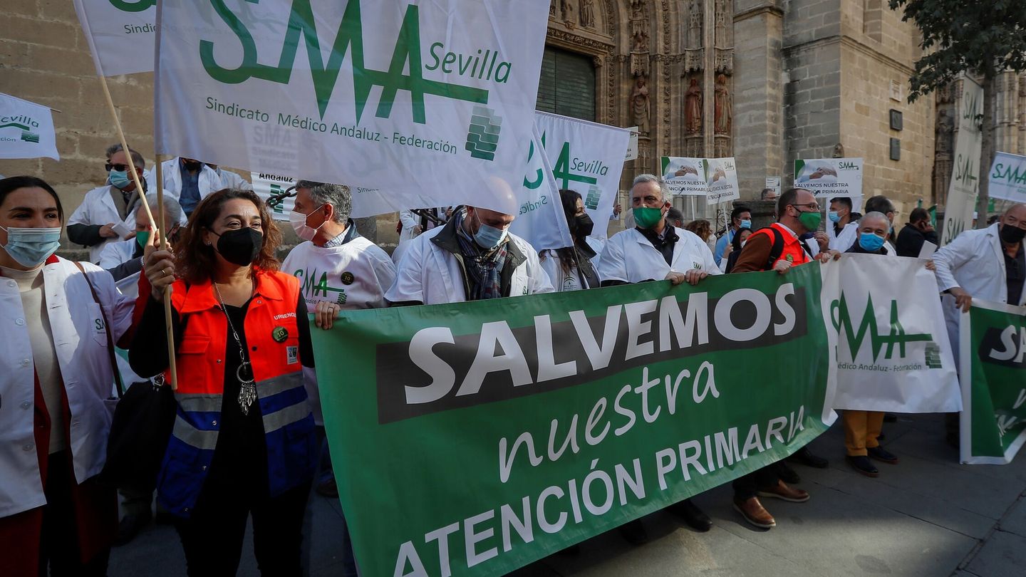 Una protesta de médicos del Sindicato Médico de Andalucía (SMA) frente a la sede del Servicio Andaluz de Salud. (EFE)
