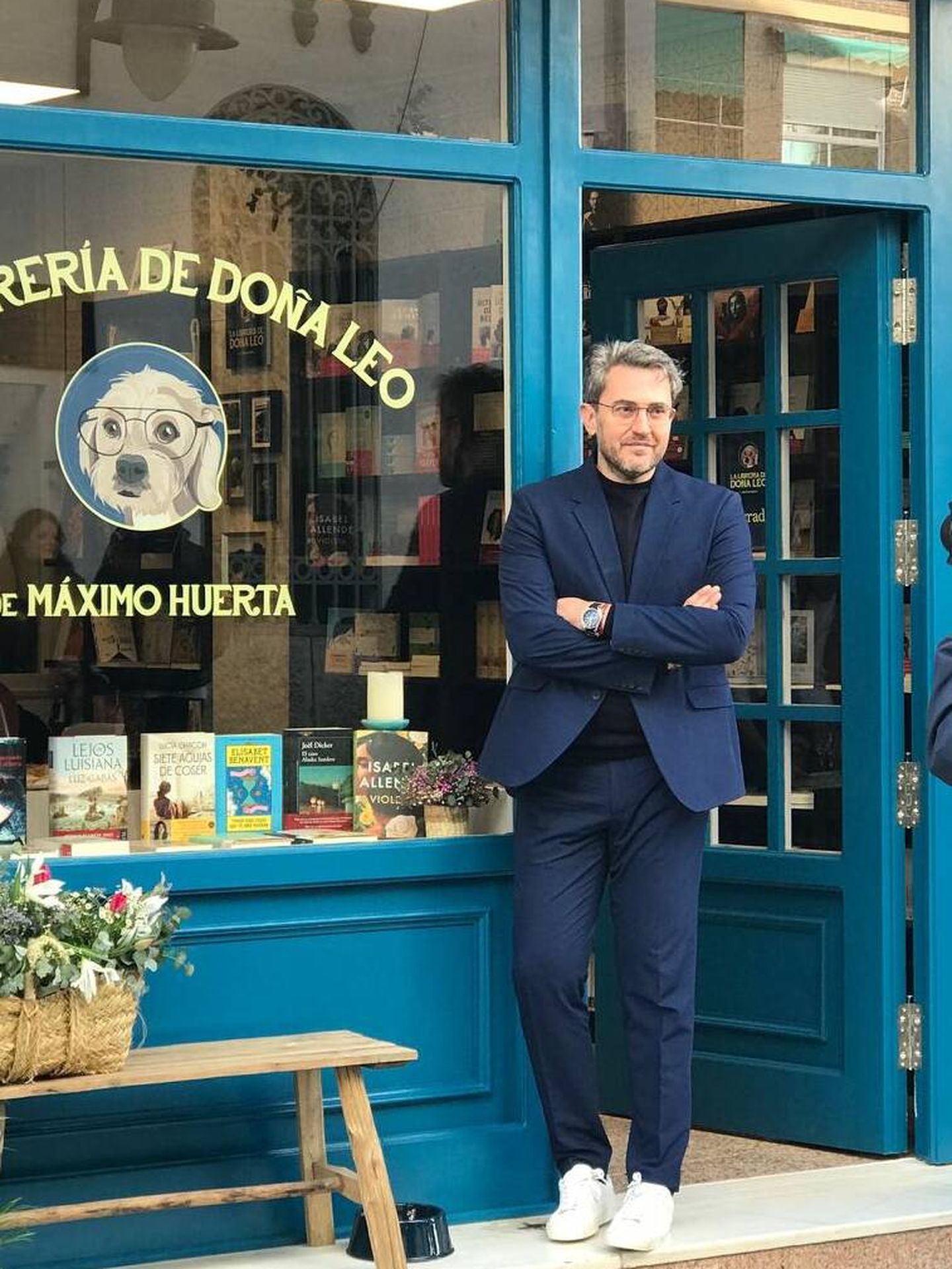 Máximo a las puerta de La Librería de Doña Leo, su rincón en el mundo. (Cortesía)