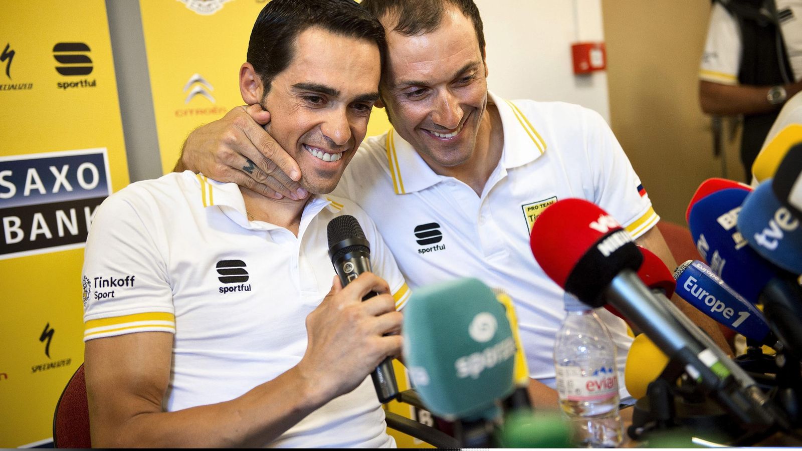 Foto: Basso comunicó su dolencia en una rueda de prensa en la que estuvo acompañado de Contador (Efe)