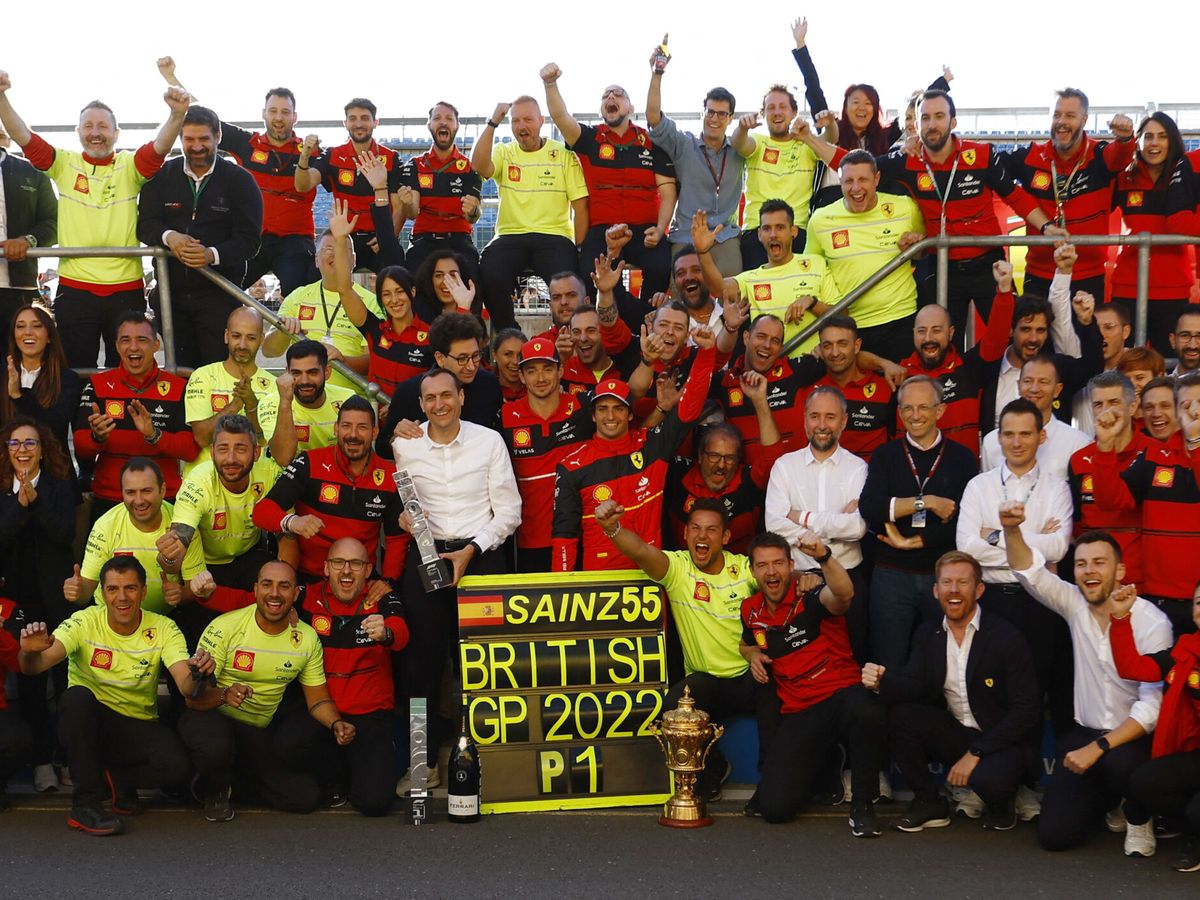 Foto: Sainz celebrando con su equipo la victoria en Silverstone