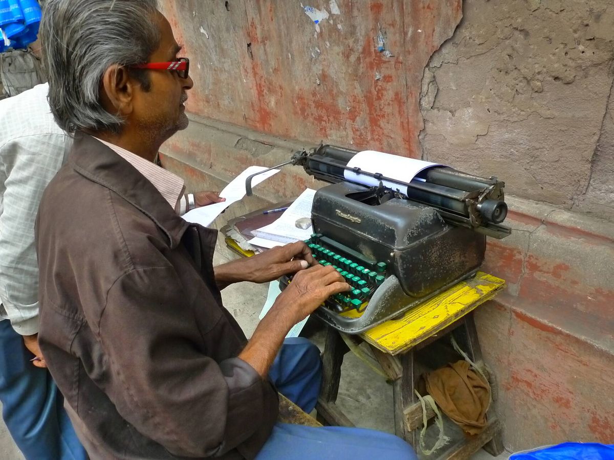 Foto: Un hombre escribe a máquina en una de las calles de la ciudad de Calcuta. (iStock)