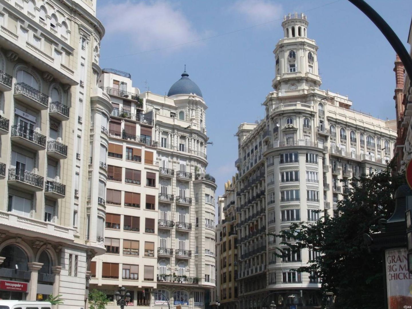 A la derecha, el edificio Los Sótanos o Finca del Porquero en Valencia, que el Grupo Santos quiere convertir en un hotel de lujo. (jdiezarnal.com) 