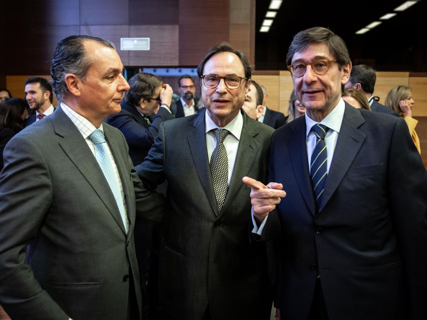 El consejero valenciano de Hacienda, Vicent Soler (c), con el presidente de Bankia, José Ignacio Goirigolzarri (d), y el presidente de la patronal autonómica, Salvador Navarro. (EFE)