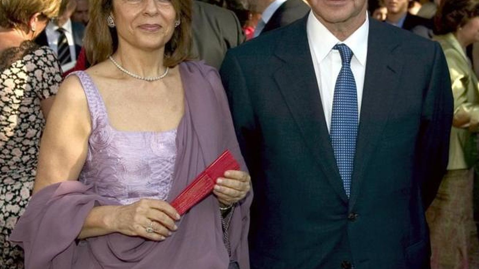 Foto: César Alierta junto a Ana Cristina Placer en una boda (EFE)