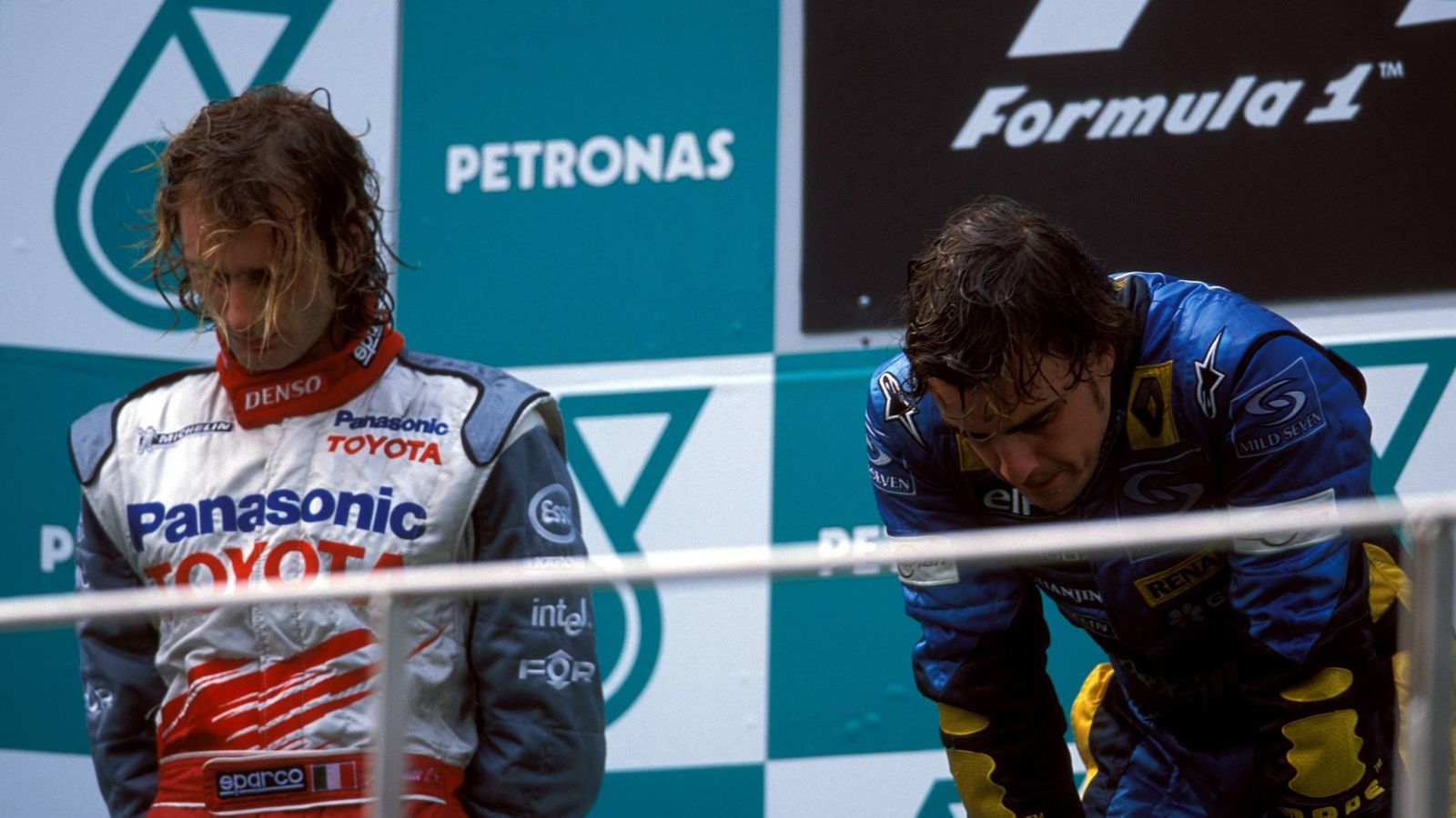 Foto: Fernando Alonso junto a Jarno Trulli en el podio de Malasia (Imago).