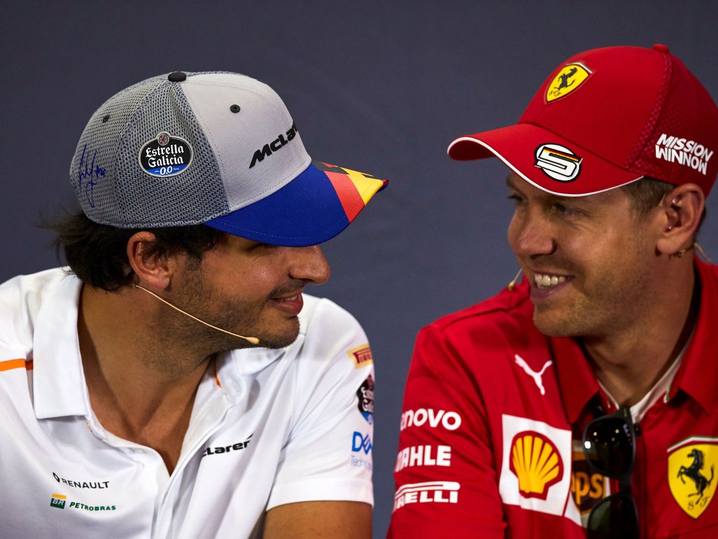 Sebastian Vettel, junto a Carlos Sainz en rueda de prensa. (EFE)