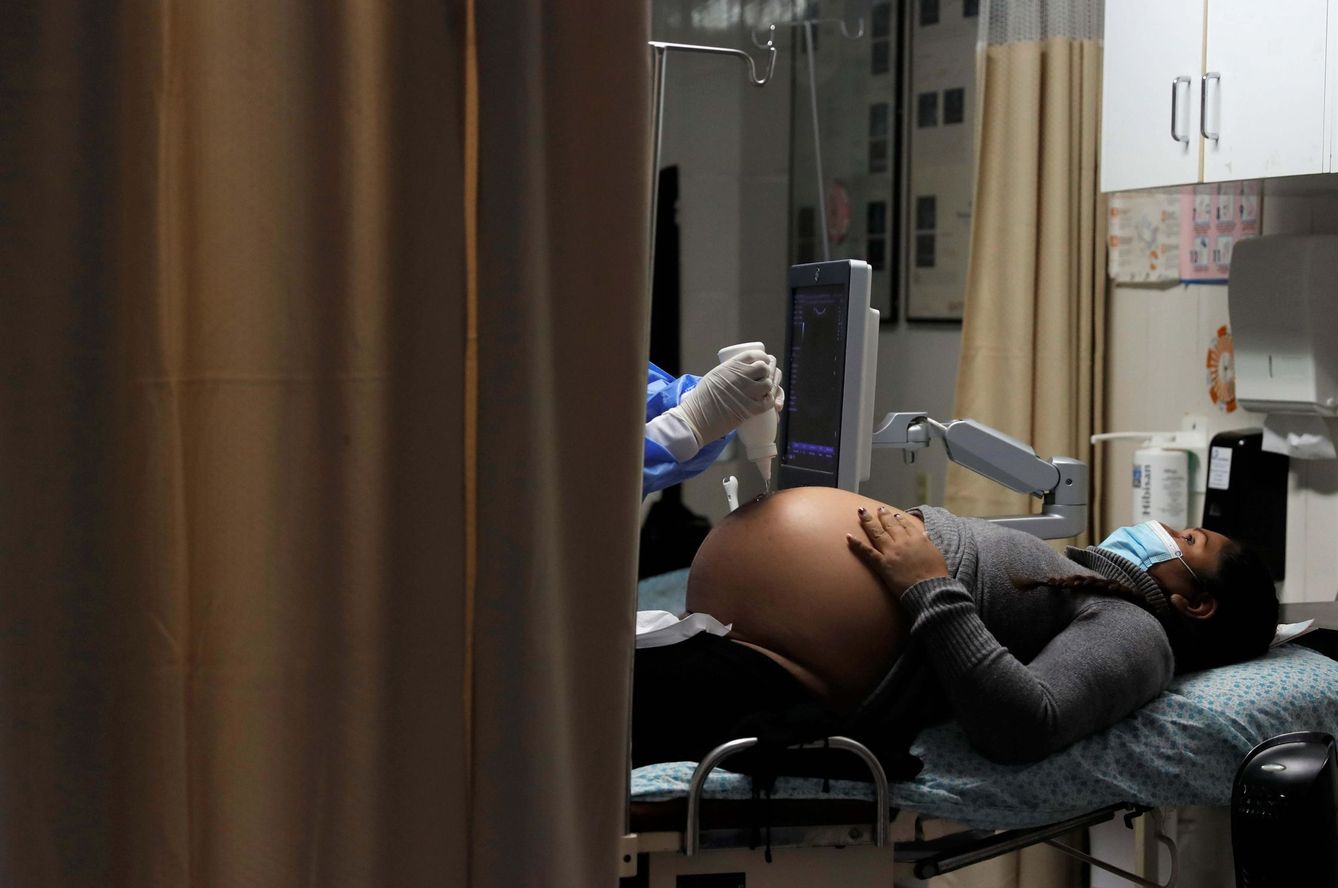 Una embarazada es atendida en plena pandemia. (EFE)