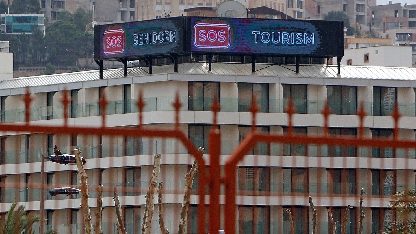 Vista general de un hotel de Benidorm cerrado durante la pandemia. (EFE/Morell)