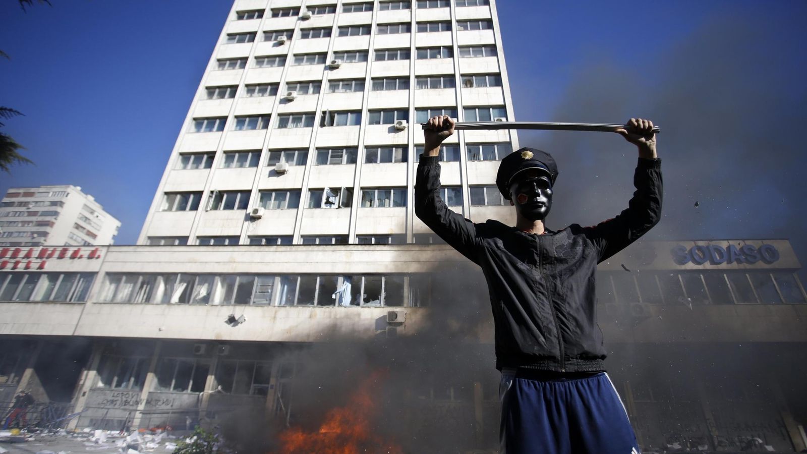 Foto: Ataque a la sede de la Presidencia de Bosnia en febrero de 2014 (Reuters)
