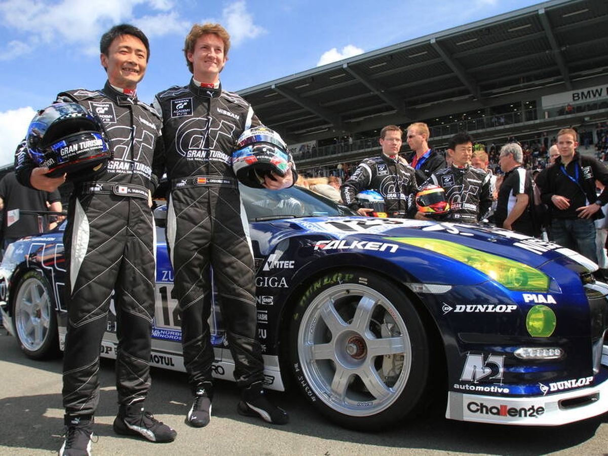 Foto: Kazunori Yamauchi, creador del Gran Turismo, y el piloto español Lucas Ordonez (Nissan)