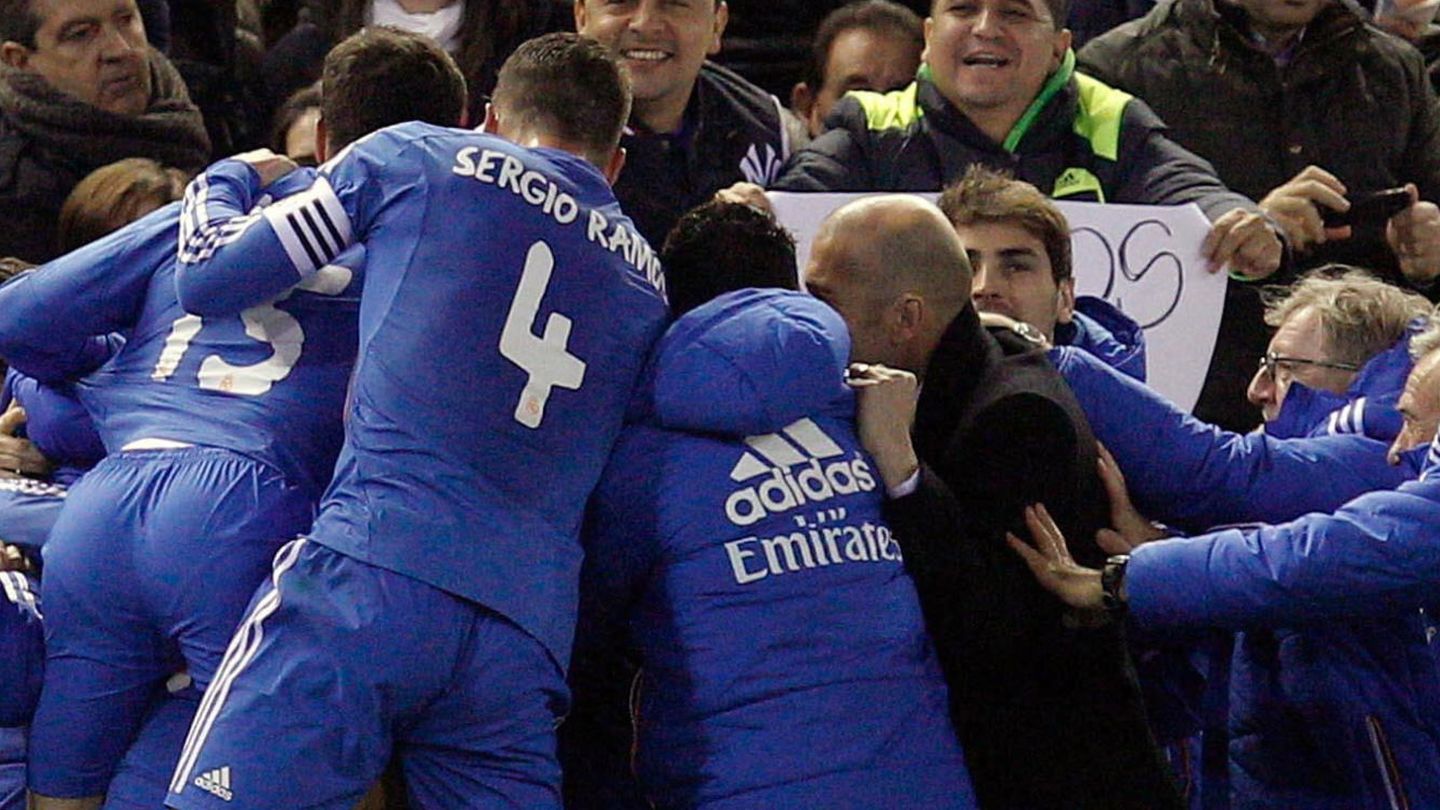 Los jugadores del Real Madrid celebran un gol con los miembros del banquillo (Efe).