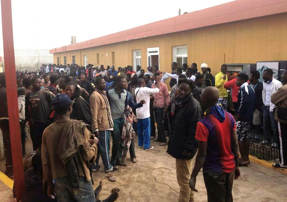 Foto: Cientos de inmigrantes han logrado entrar en Melilla en un asalto multitudinario a la valla que separa la ciudad autónoma de Marruecos (Efe)