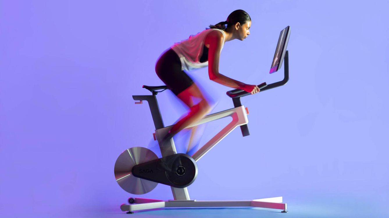 Foto: La clave de esta bicicleta estática es una pantalla 3D que te hace sentir como si estuvieras pedaleando en otra dimensión. (Saga)