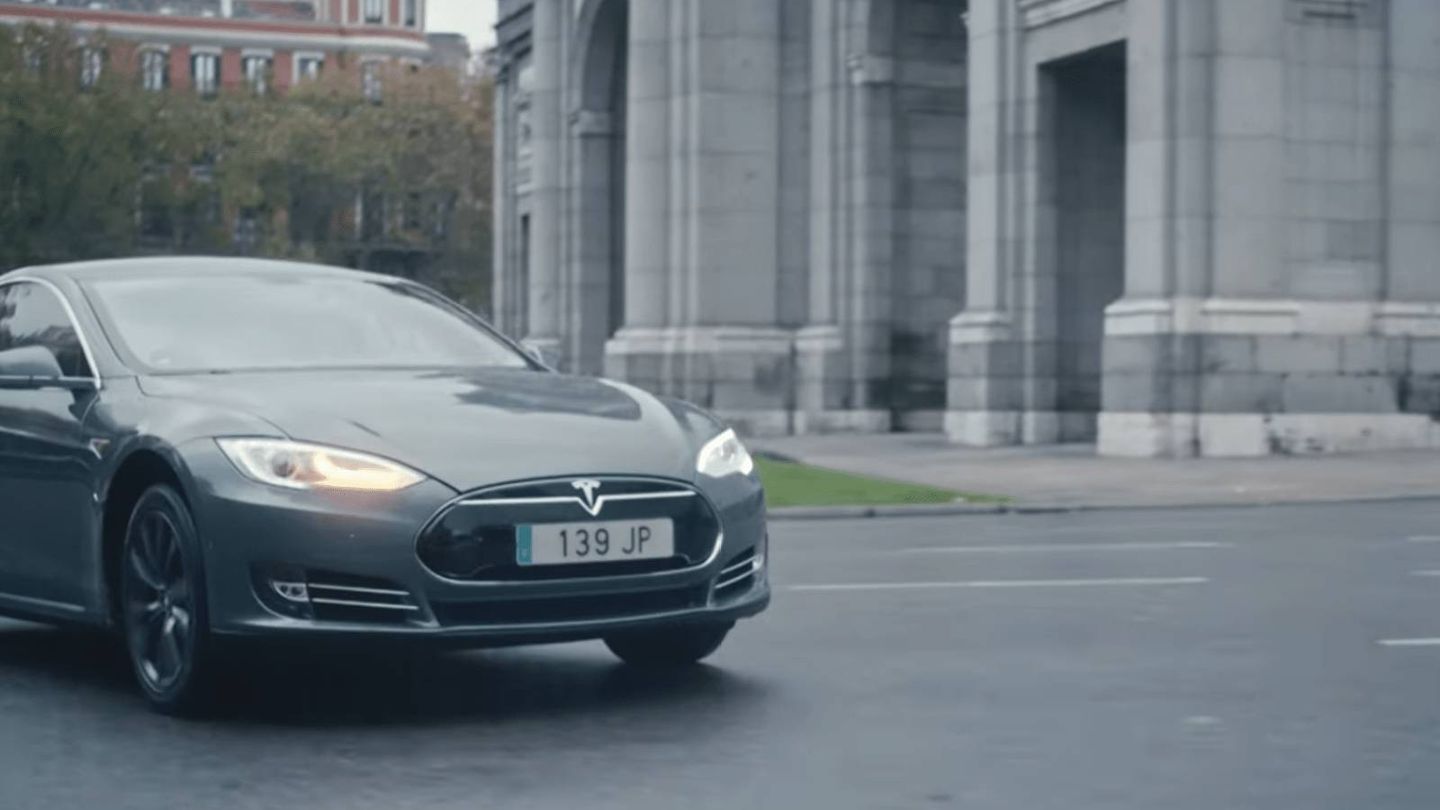 Un coche Tesla, prestando servicios de transporte con Uber en Madrid.