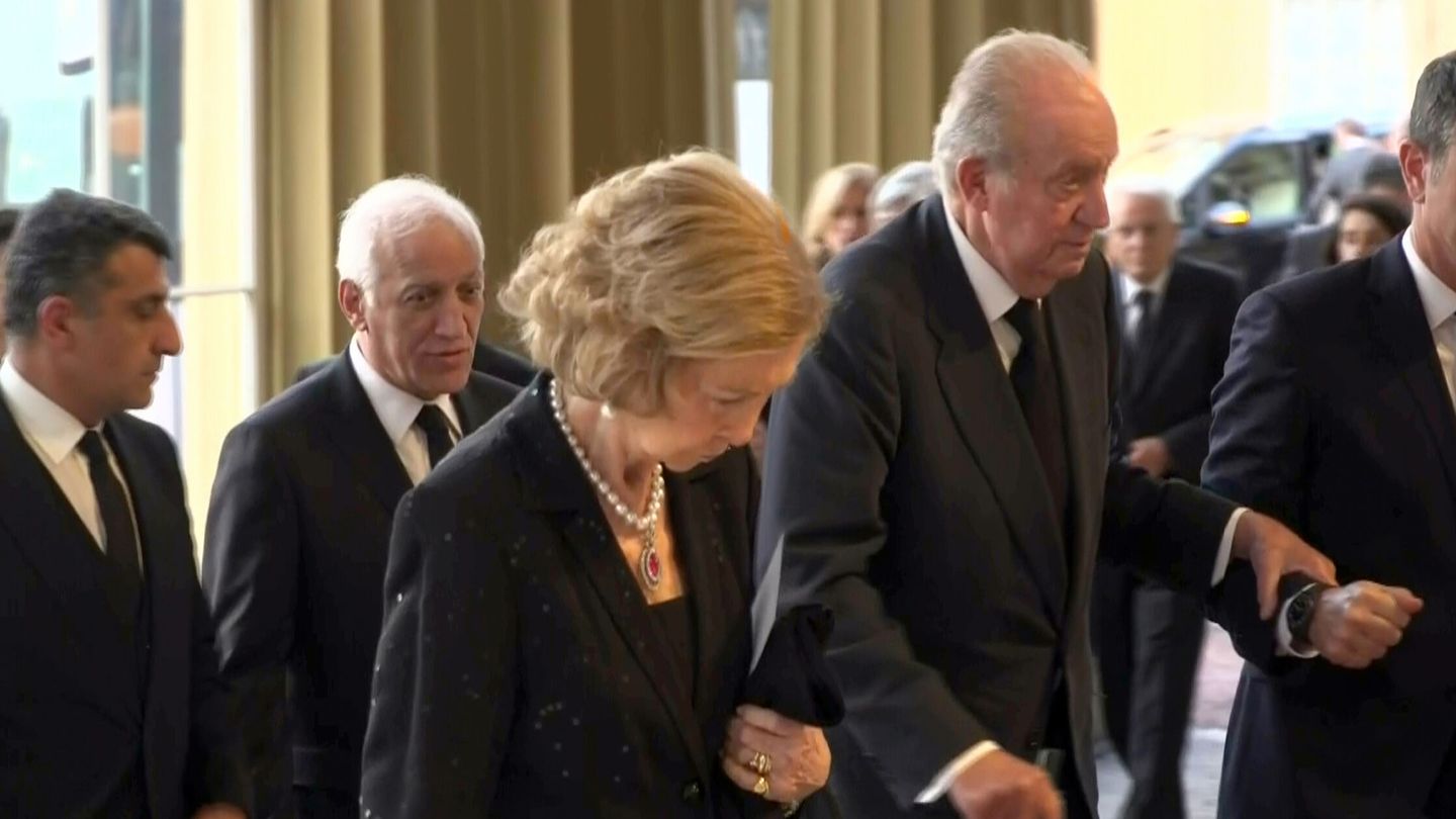 Los Reyes eméritos, a su llegada al funeral de Estado de Isabel II. (EFE/RTVE)