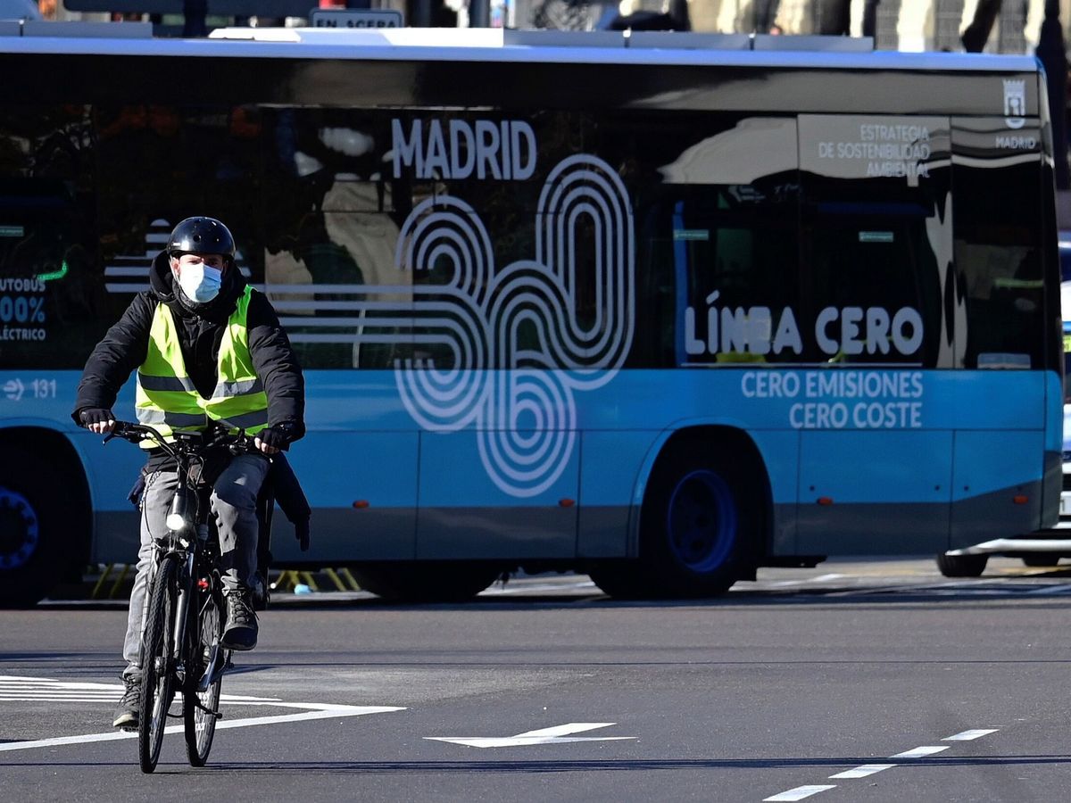 Foto: Un ciclista circula por Madrid. (EFE/Víctor Lerena)