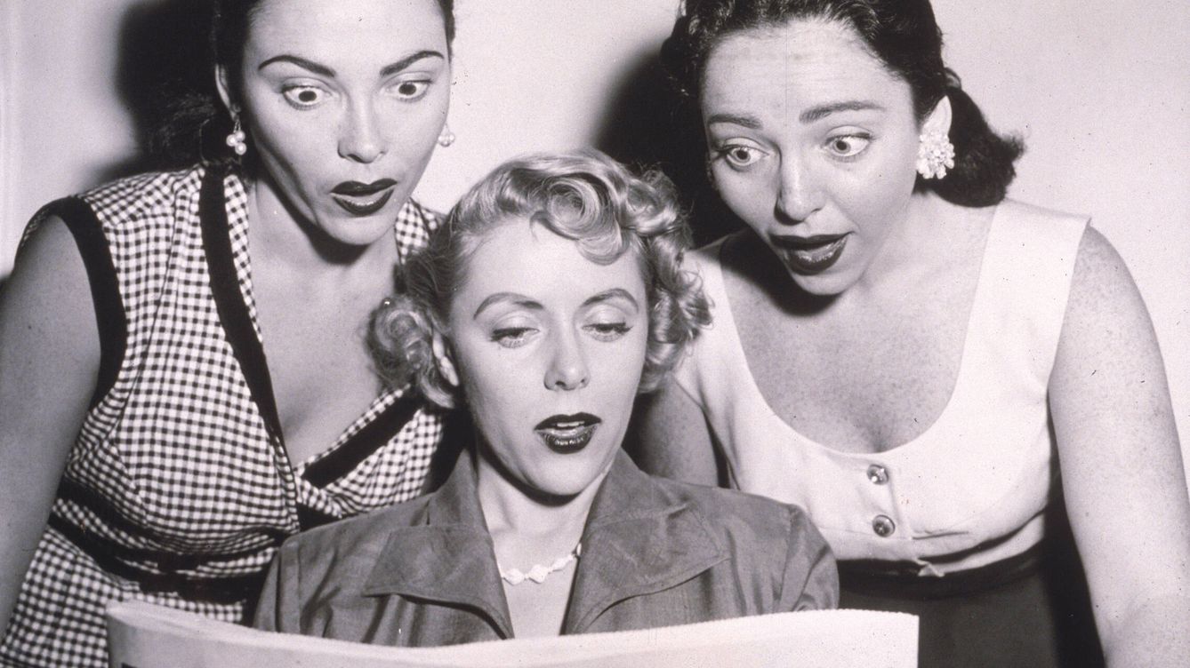 Foto: Claire Barry, Beverly Lawrence y Merna Barry leen un periódico en 1950. (Hulton Archive/Getty Images)