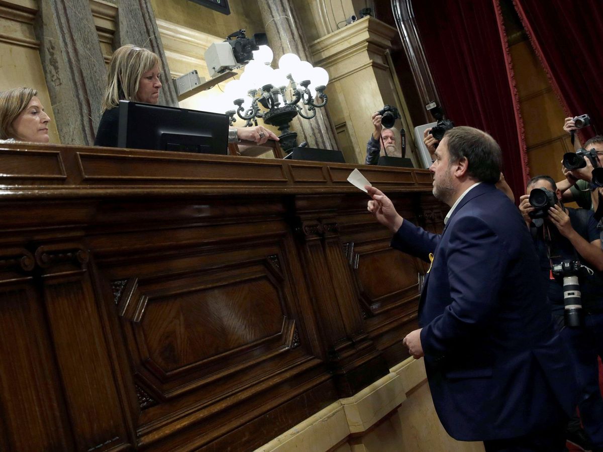 Foto: Oriol Junqueras vota a favor de la declaración unilateral de independencia, el 27 de octubre de 2017 en el Parlament de Catalunya. (EFE)