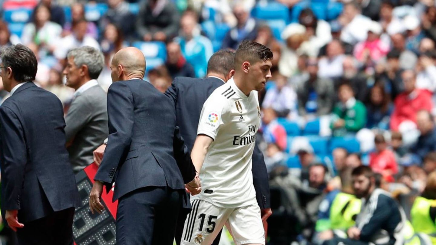 Zidane y Fede Valverde se saludan en un cambio en el Bernabéu. (Efe)