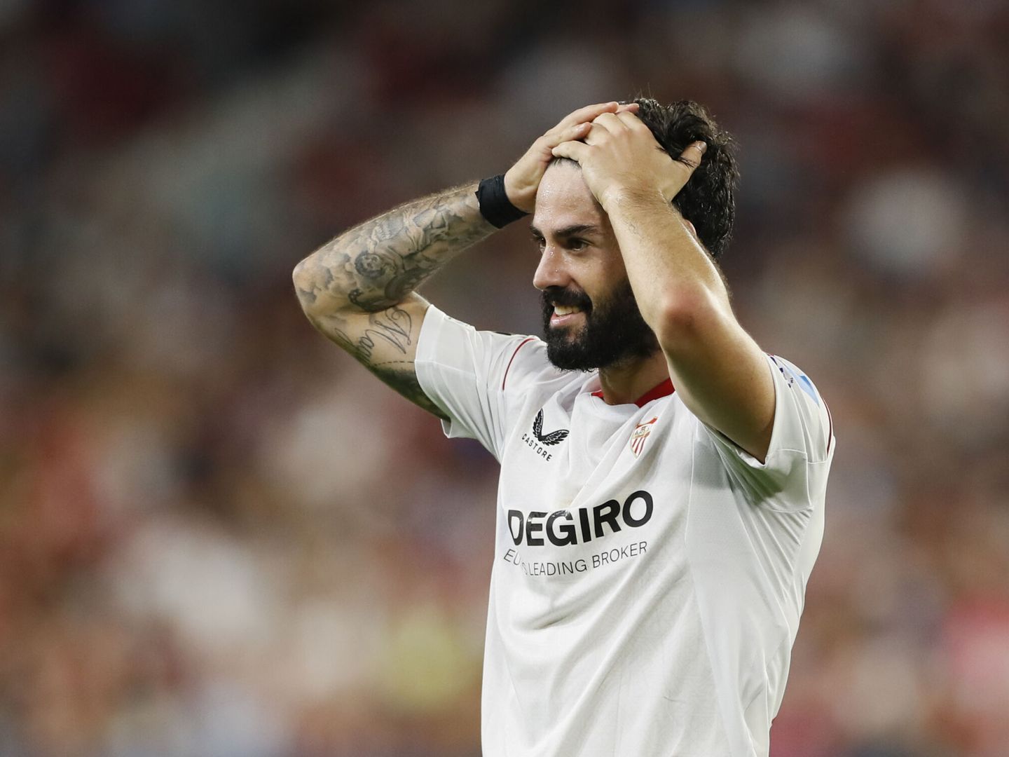 Isco se lleva las manos a la cabeza en un partido del Sevilla