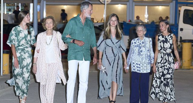 La Princesa de Asturias, junto a sus padres, su hermana, la reina doña Sofía e Irene de Grecia en el verano de 2022. (CP)