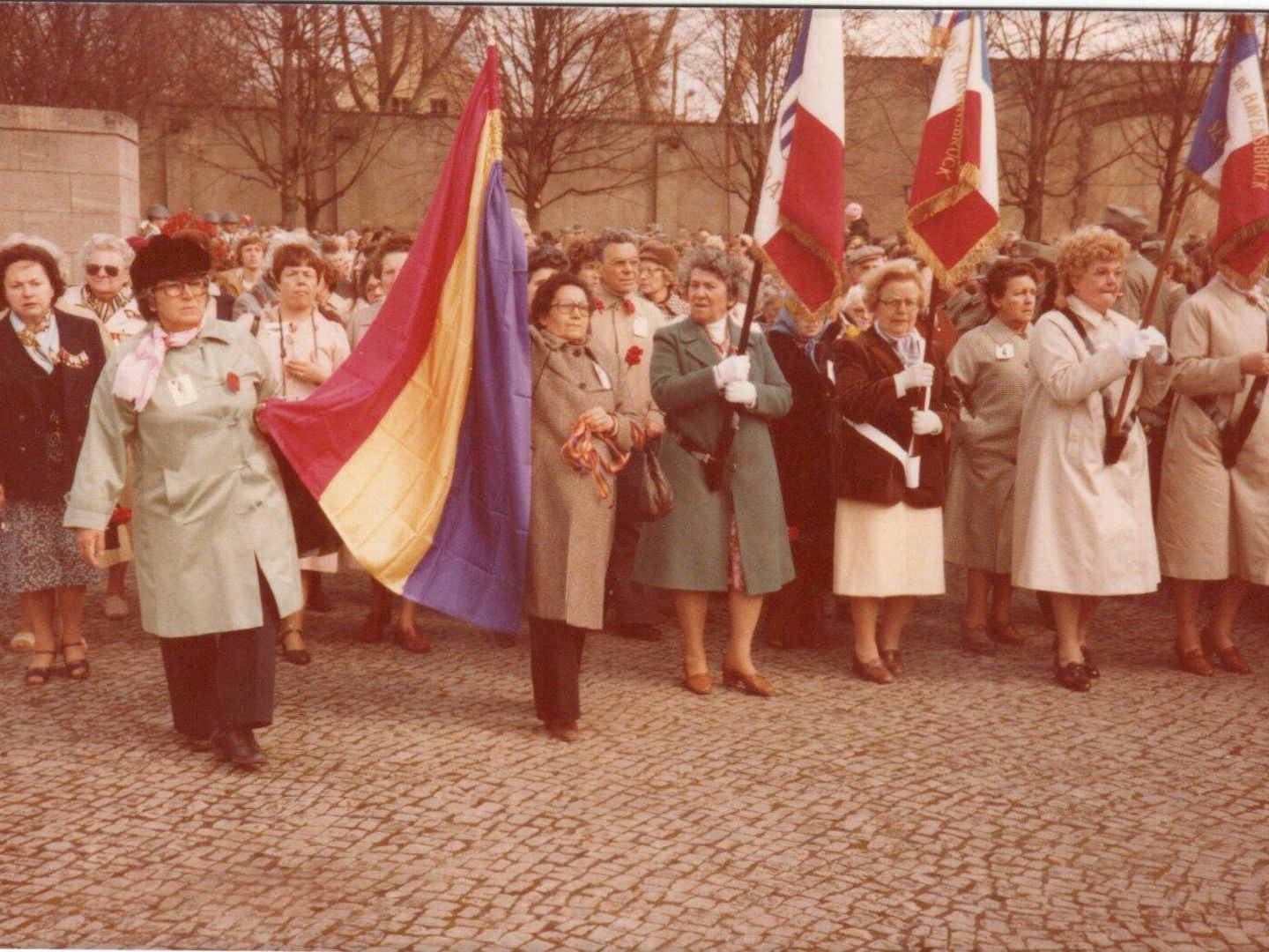 Neus Catalá y Lola Casadellà llevando bandera en las primeras reuniones de deportadas supervivientes en el campo. (Amical de Ravensbrück) 