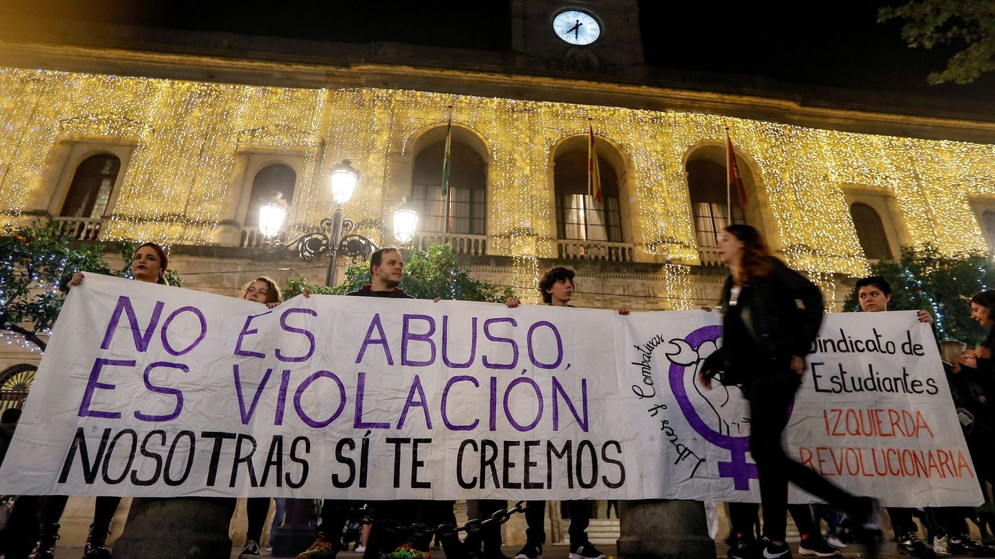 Concentración para protestar por la sentencia de la Manada, en Sevilla. (EFE)