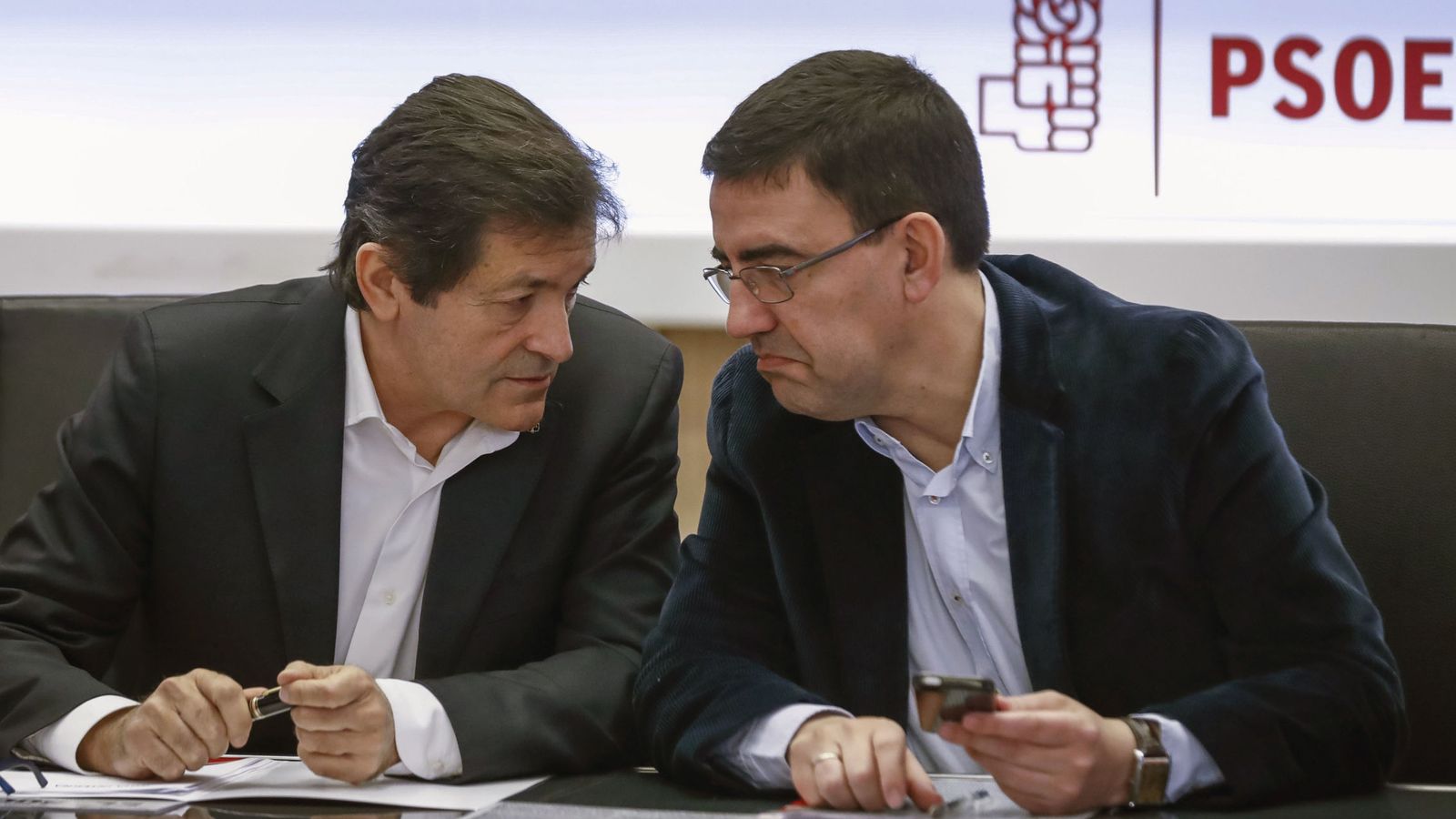 Foto: El presidente de la gestora del PSOE, Javier Fernández (i), y el portavoz, Mario Jiménez. (EFE)