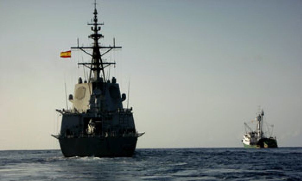 Foto: Un atunero vasco consigue escapar a un nuevo ataque de piratas somalíes