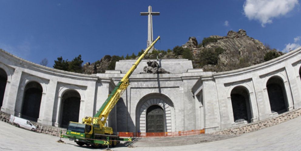 Foto: No hace falta volar el Valle de los Caídos... "las estatuas ya están heridas de muerte"