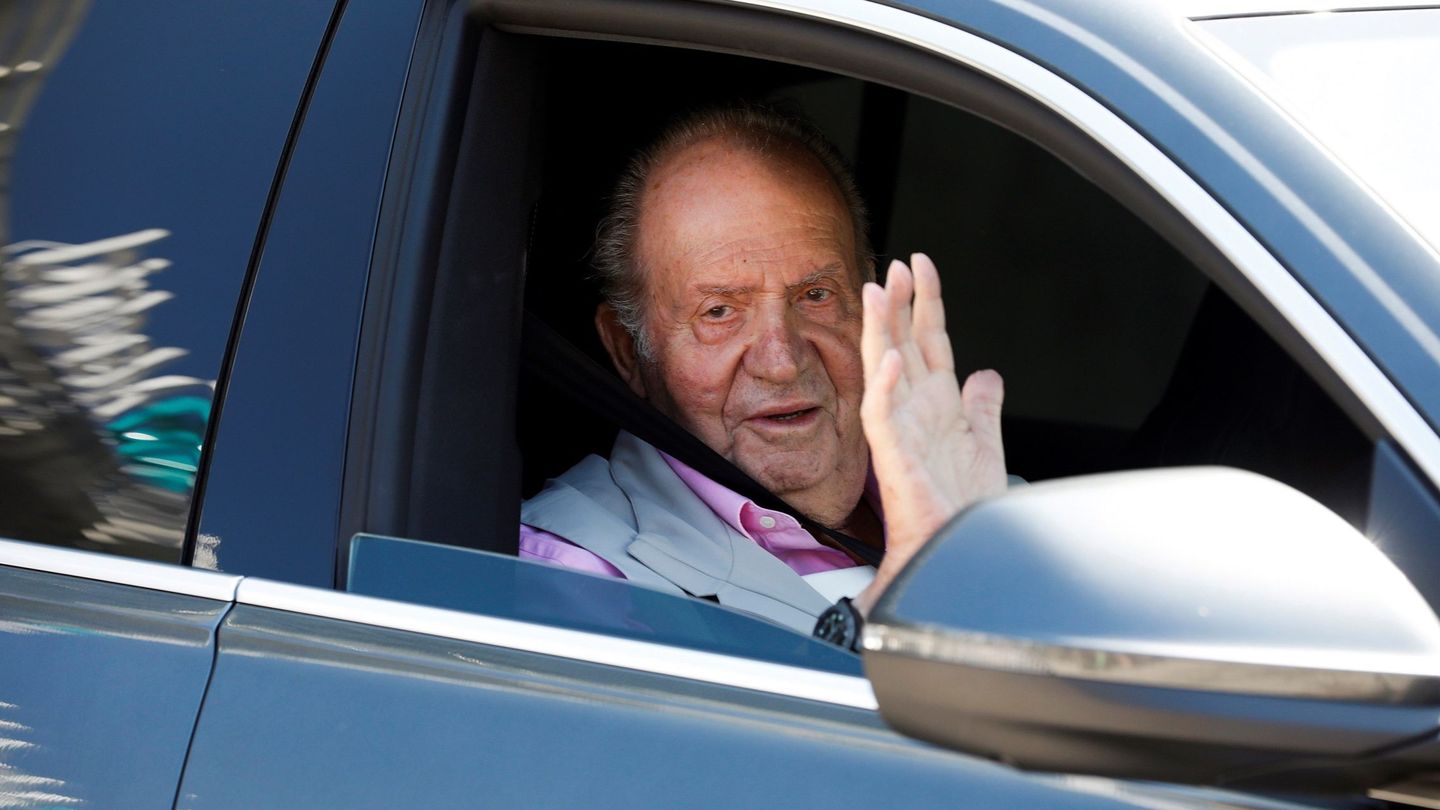 El rey Juan Carlos, tras recibir el alta en la clínica Quirón. (EFE)
