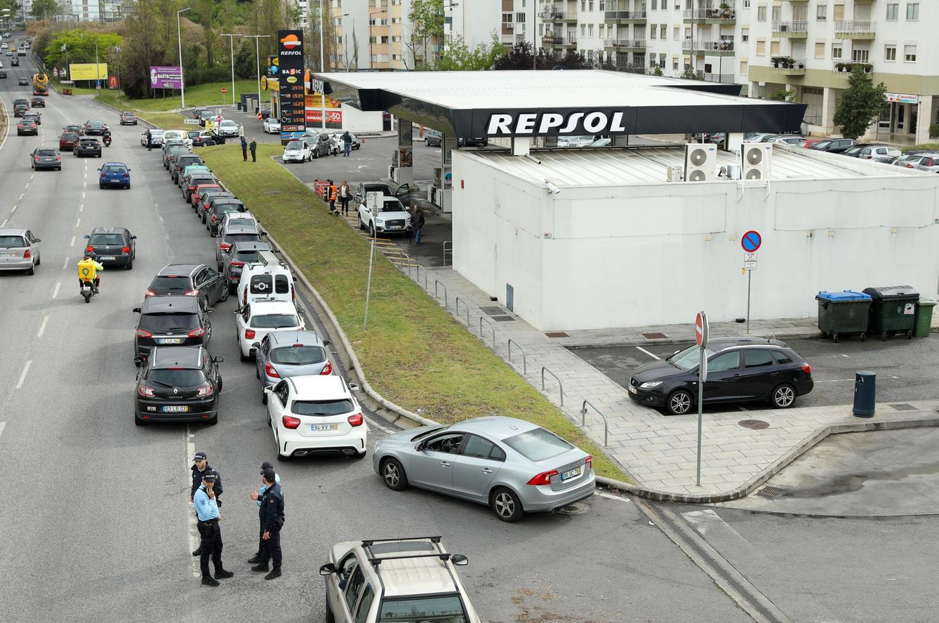 Conductores esperan una larga cola para poder llenar de gasolina los depósitos de sus vehículos, este miércoles en Lisboa. (EFE)
