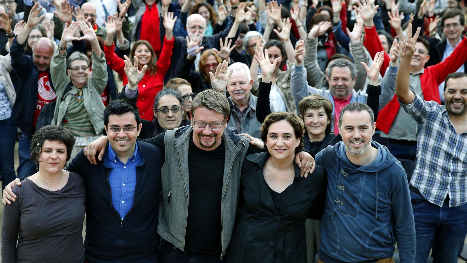 Foto: La alcaldesa de Barcelona Ada Colau (c), junto a Xavier Domenech (3i), cabeza de lista de En Comú Podem, durante el acto de celebración de un año de gobierno en el Ayuntamiento. (EFE)