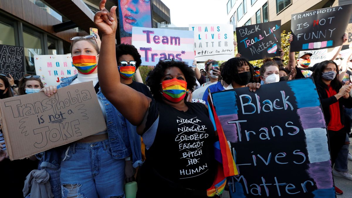 Empleados de Netflix protestan ante la sede por comentarios sobre las personas trans