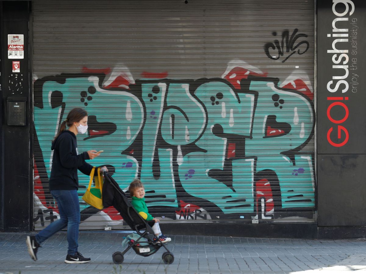 Foto: Una viandante con un carrito en una calle de Barcelona. (Reuters)