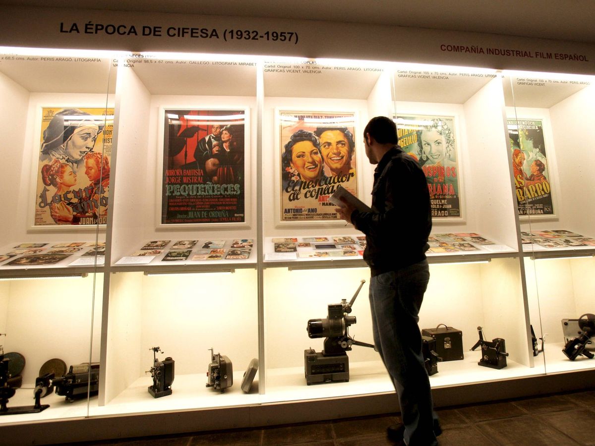 Foto: Una persona observa una exposición en la Filmoteca de Andalucía en una imagen de archivo. (EFE/Rafa Alcaide)