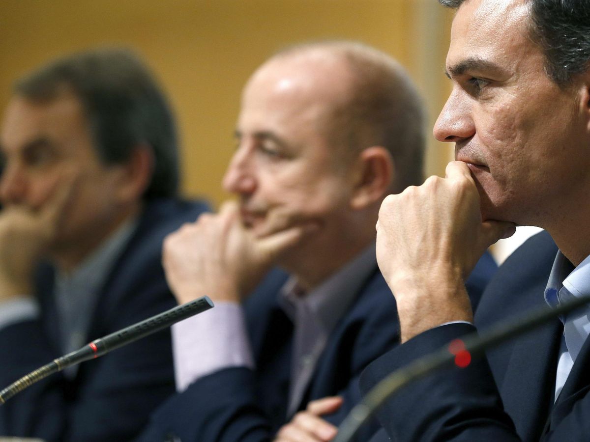 Foto: El expresidente del Gobierno José Luis Rodríguez Zapatero, el exministro de Industria Miguel Sebastián y el presidente Pedro Sánchez. (EFE/Chema Moya) 