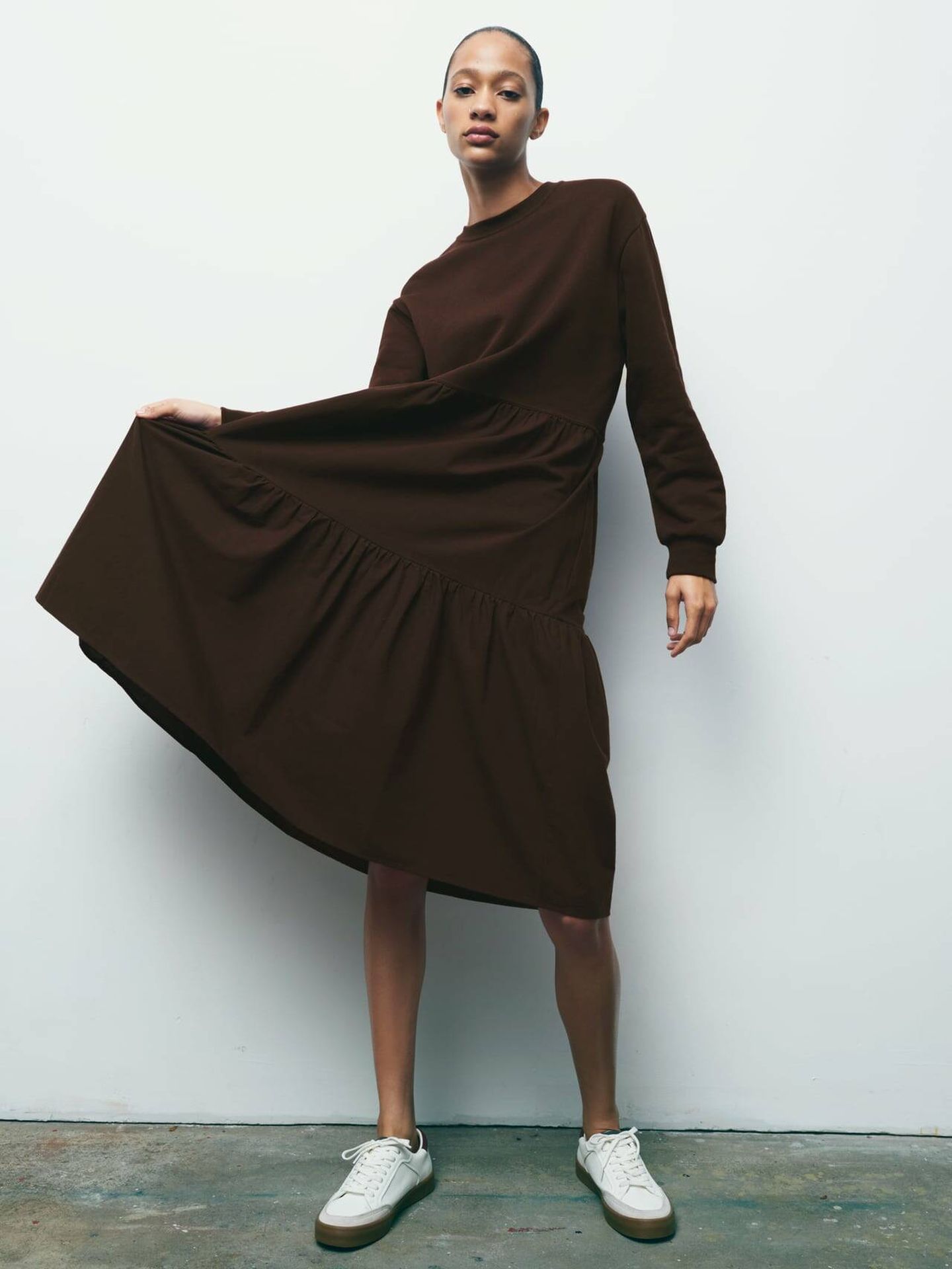 Vestido marrón de felpa. (Zara/Cortesía)