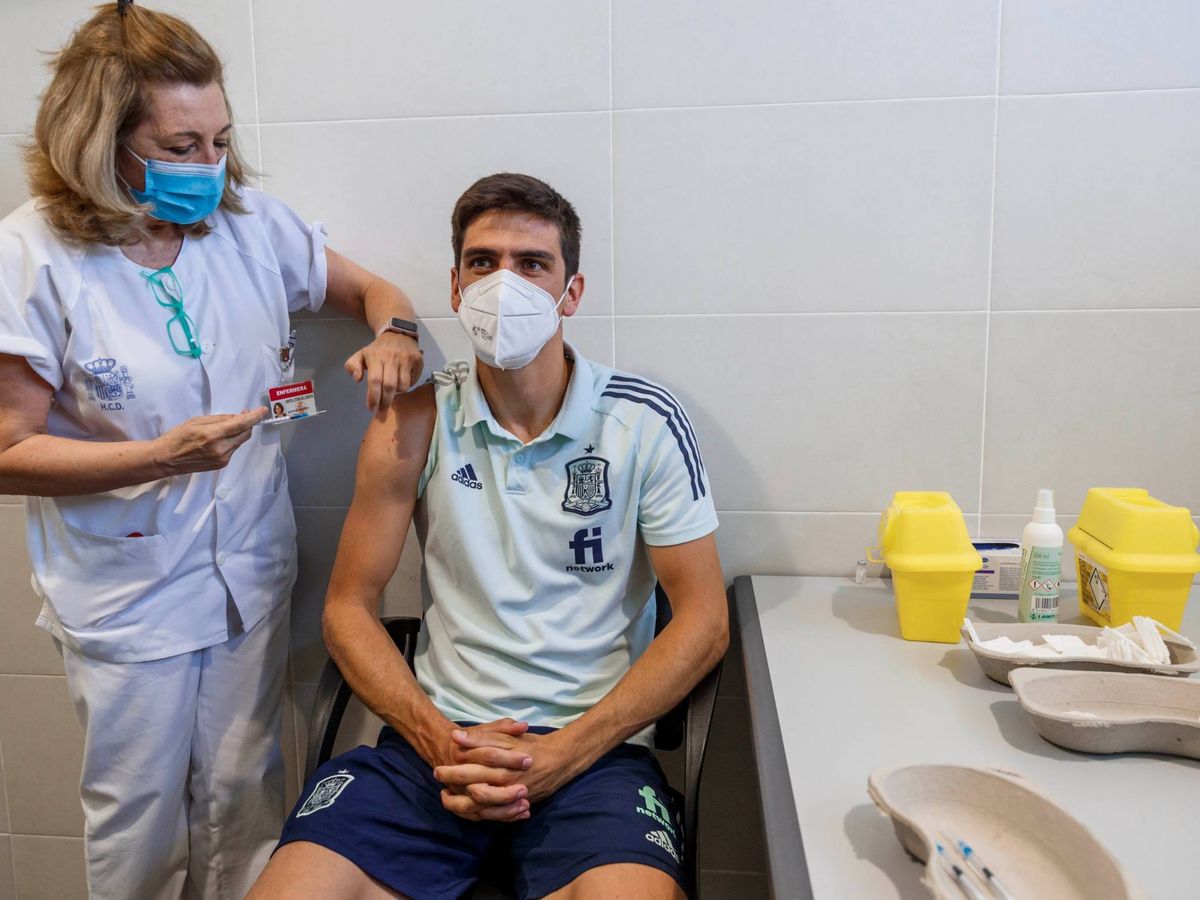 Foto: La vacunación de Gerard Moreno. (Ministerio de Defensa)