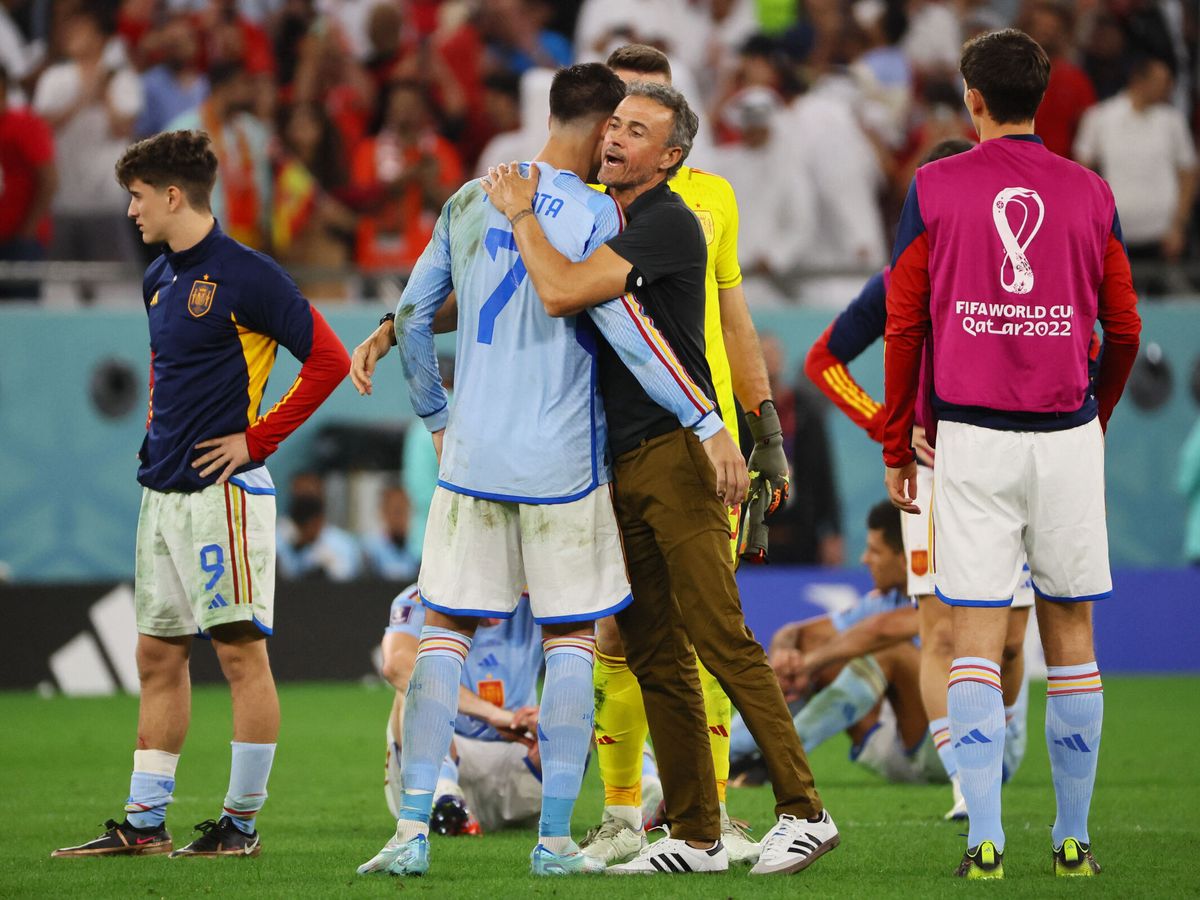 Foto: Morata se abraza con Luis Enrique tras la eliminación. (Reuters/Wolfgang Rattay)