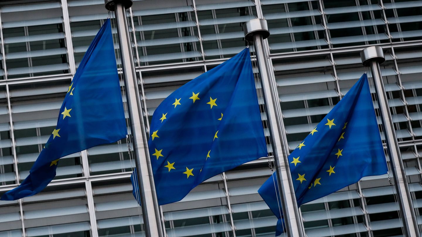 Banderas europeas en la sede de la Comisión en Bruselas. (EFE)