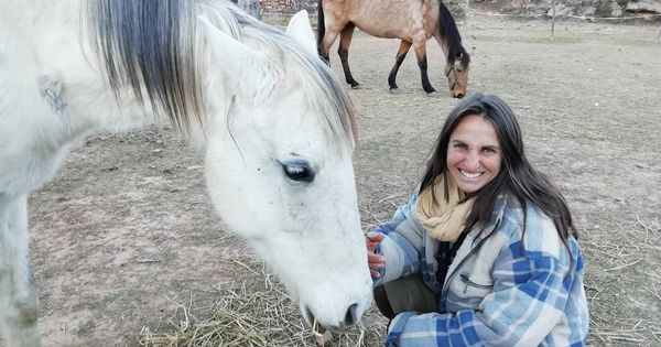 Foto: Beatriz López, con uno de los caballos de los que se ha hecho cargo en Lucena del Cid (Castellón)