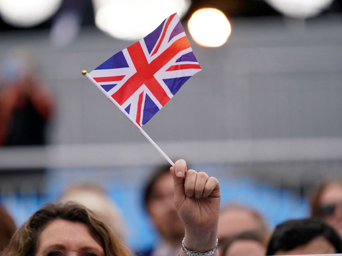 Foto: Una mujer ondea una bandera británica en una imagen de archivo. (Reuters)