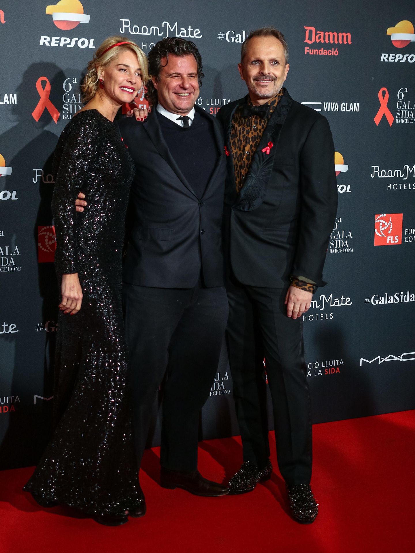 Ricardo Bofill, Belén Rueda y Miguel Bosé,  en el photocall de la VI Gala Sida Barcelona 2015. (Cordon Press)