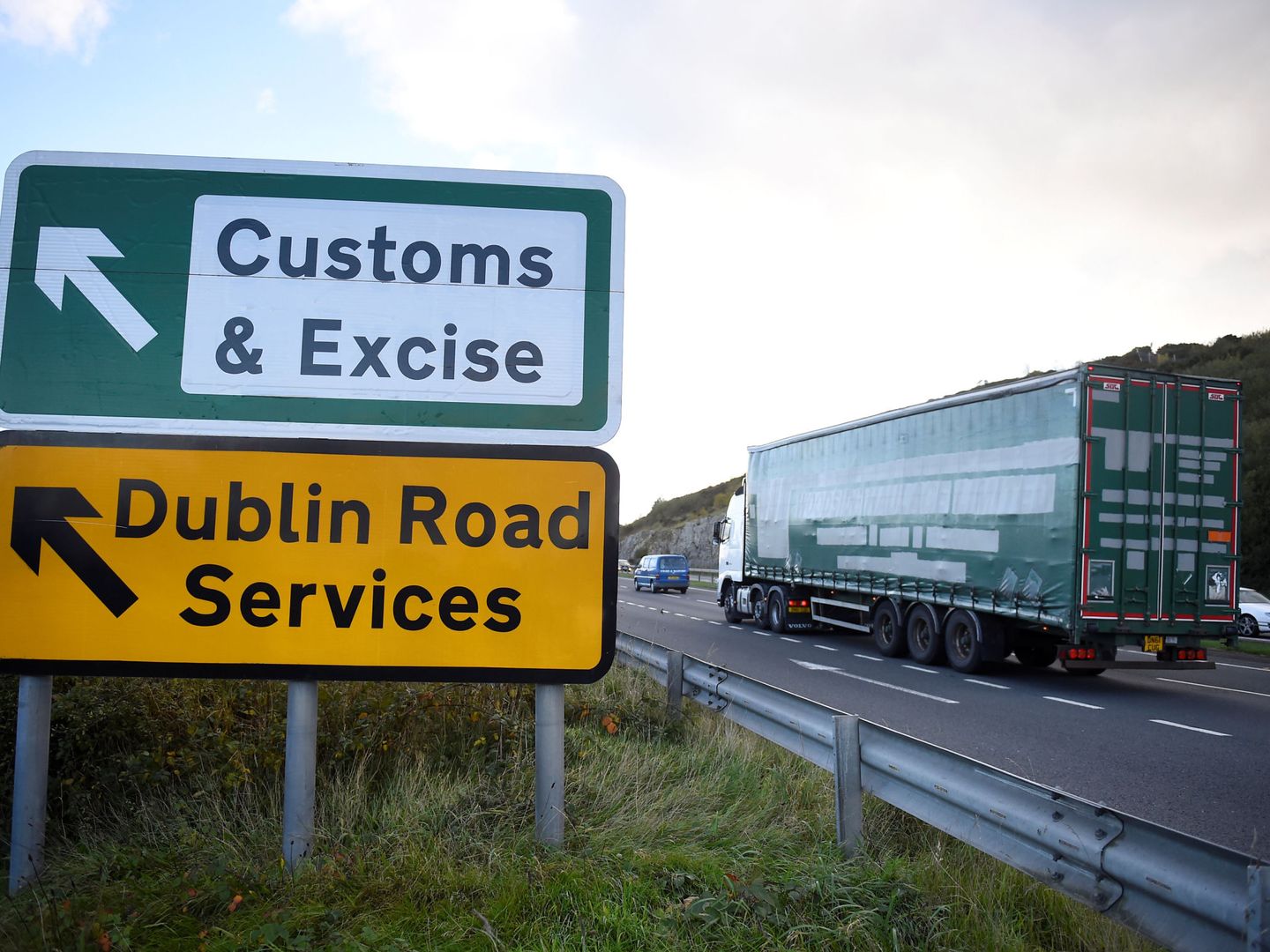 Una señal en una carretera cercana a Kileen, Irlanda del Norte. (Reuters)