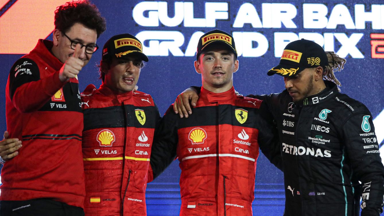 Foto: Los dos pilotos de Ferrari y Hamilton son protagonistas del último gran rumor en la F1. (EFE/Ali Haider)