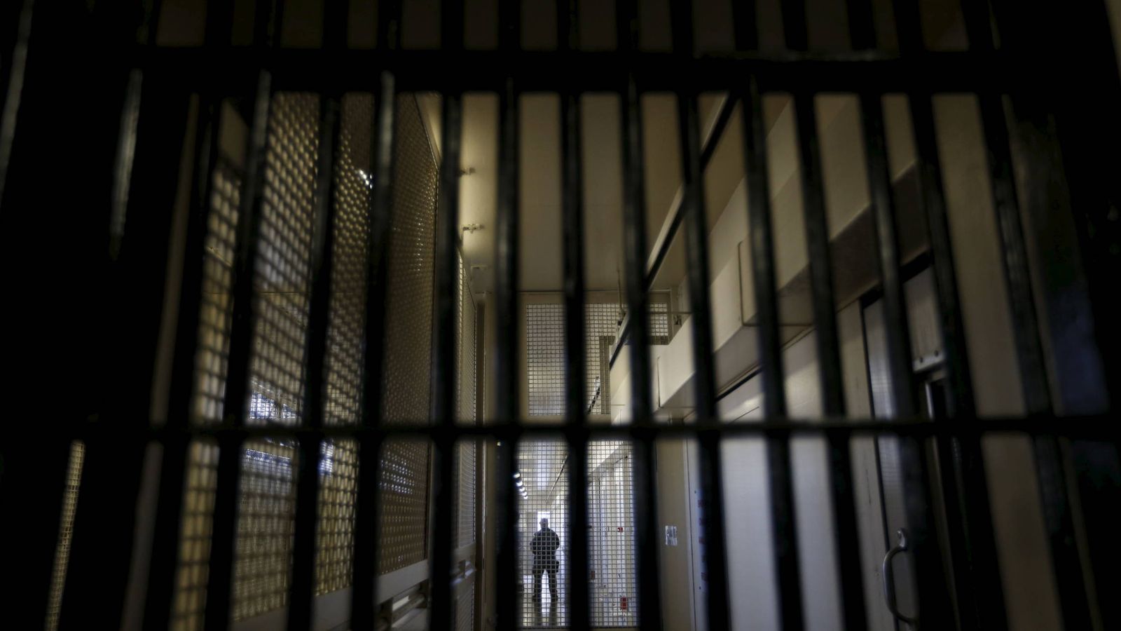 Foto: Un guardia es visto tras los barrotes en la prisión estatal de San Quintín, California. (Reuters)