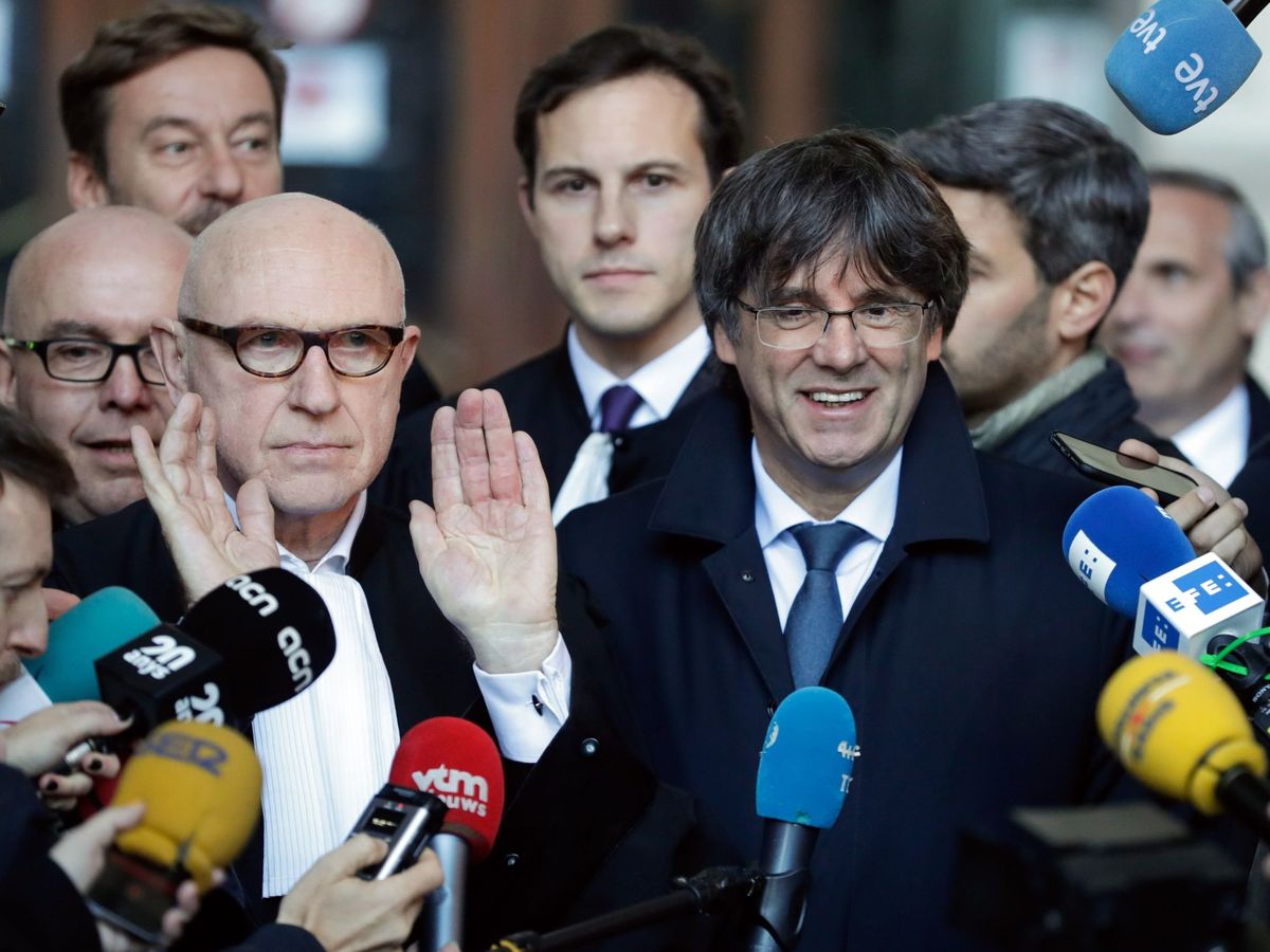 Foto: El expresidente catalán Carles Puigdemont junto a su abogado Paul Bekaert. (EFE))