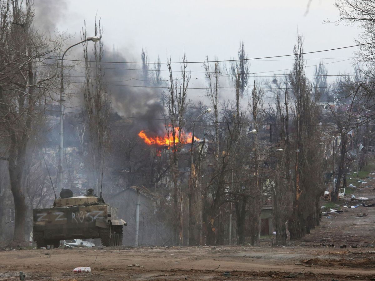 Foto: Un blindado de las fuerzas prorrusas en Mariúpol. (Reuters/Kondarov)